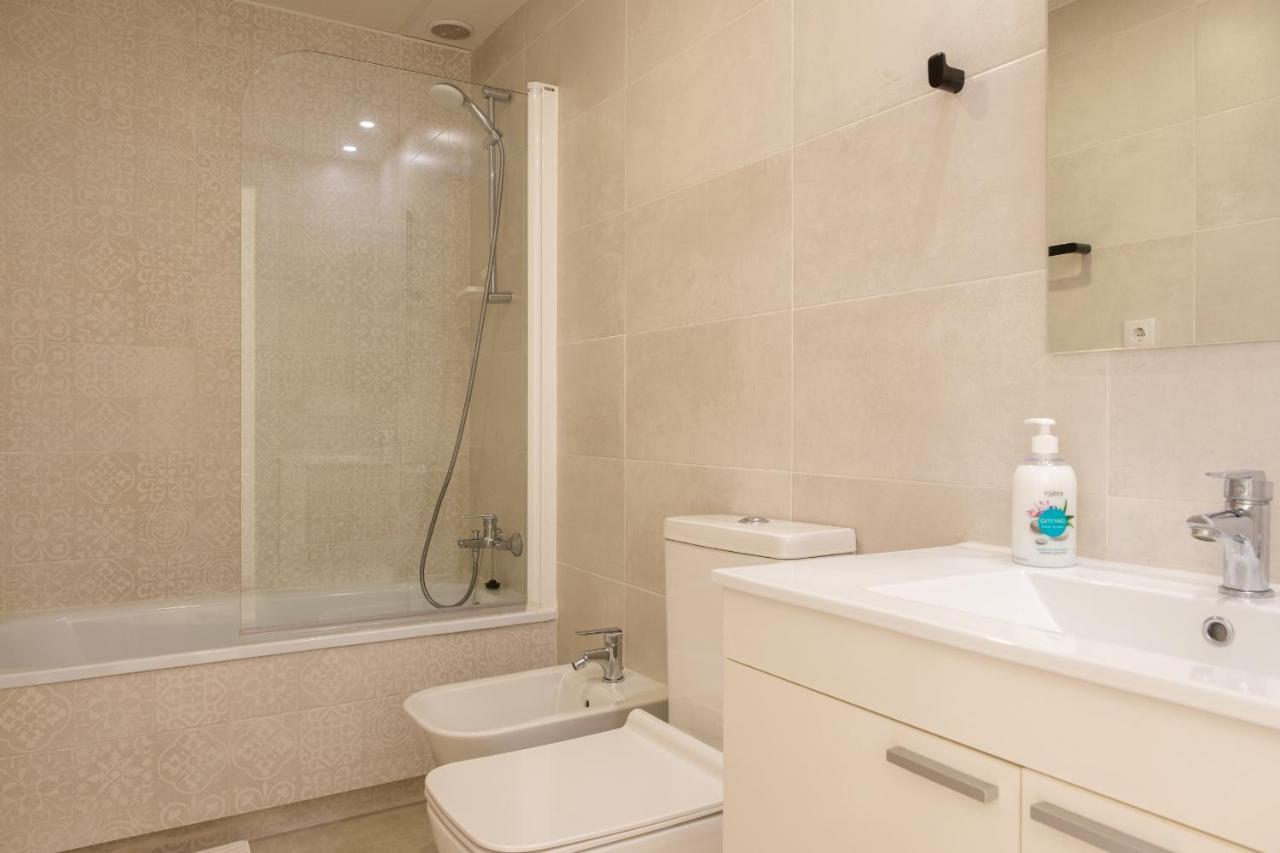Bright, Brand New & Very Comfortable Apartment บาเลนเซีย ภายนอก รูปภาพ